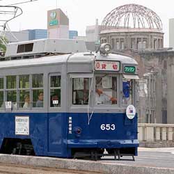 Le tram n°653, un des survivants du bombardement atomique encore en circulation, dans ses couleurs d’origine © Yoshihisa Aoyama, The Asahi Shimbun