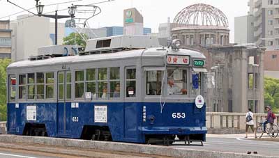 Le tram n°653, un des survivants du bombardement atomique encore en circulation, dans ses couleurs d’origine © Yoshihisa Aoyama, The Asahi Shimbun