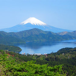 La ville d'Hakone 箱根 avec le lac Ashinoko 芦ノ湖 et le Mont Fuji 富士山