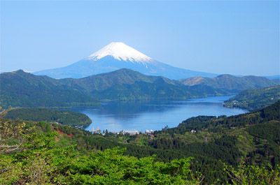 La ville d'Hakone 箱根 avec le lac Ashinoko 芦ノ湖 et le Mont Fuji 富士山