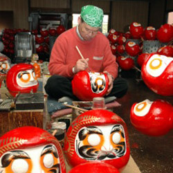 Production de daruma だるま © www.city.koshigaya.saitama.jp