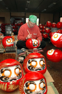 Production de daruma だるま © www.city.koshigaya.saitama.jp