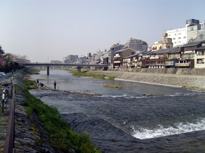 La ville de Kyoto depuis un des ponts sur la Kamogawa 加茂川 © Aventure Japon