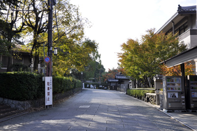 Une rue de Kyoto dans le quartier d'Higashi-yama 東山区 © Aventure Japon