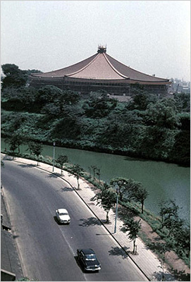 Le Budokan vu de l’extérieur en 1964 © Comité olympique japonais, Nihon orinpikku iinkai 日本オリンピック委員会