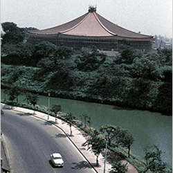 Le Budokan vu de l’extérieur en 1964 © Comité olympique japonais, Nihon orinpikku iinkai 日本オリンピック委員会 Le Budokan vu de l’extérieur en 1964 © Comité olympique japonais, Nihon orinpikku iinkai 日本オリンピック委員会