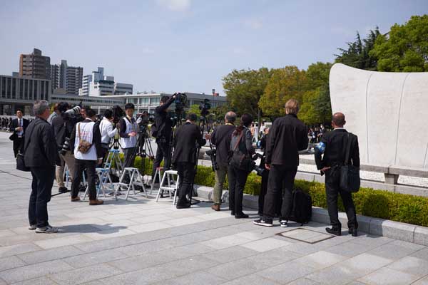 Les journalistes près du cénotaphe © Aventure Japon 2016