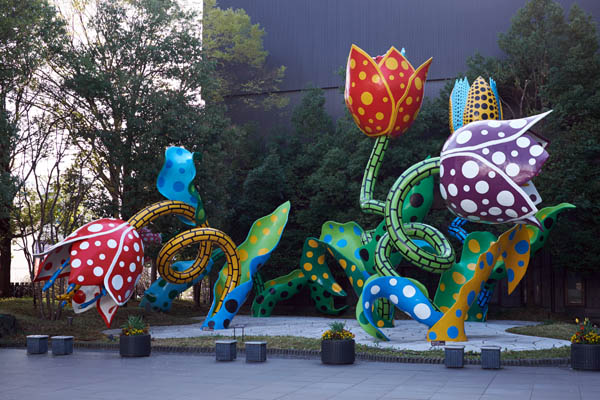 L'oeuvre monumentale de Yayoi Kusama à l'entrée du musée © Aventure Japon 2016