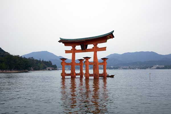 Le grand torii 大鳥居 à marée haute © Aventure Japon 2016