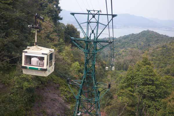 Le téléphérique d'Iwajima et ses cabines à sardines © Aventure Japon 2016