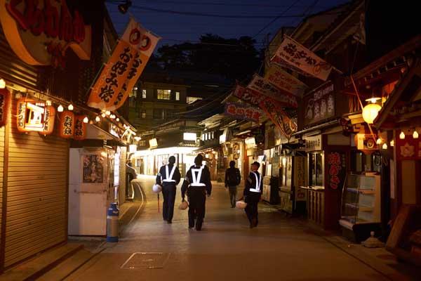 L'artère principale de Miyajima avec ses boutiques vides et ses policiers © Aventure Japon 2016