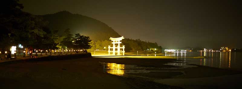 Le grand torii by night mais de loin © Aventure Japon 2016