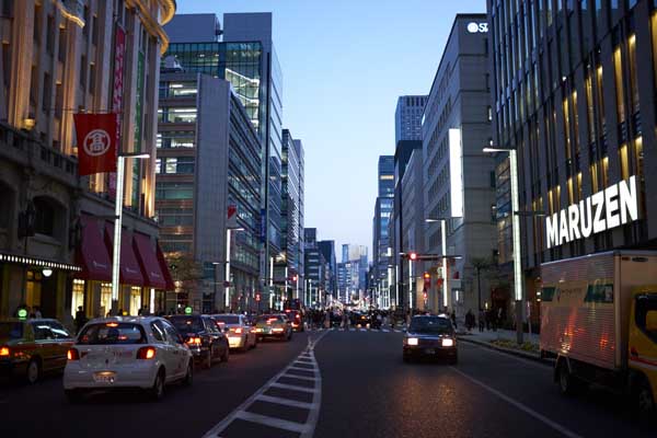 A droite, Maruzen, à gauche Takashimaya © Aventure Japon 2016