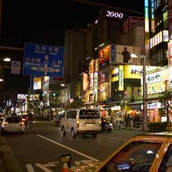 Le quartier d'Ueno de nuit © Aventure Japon 2016