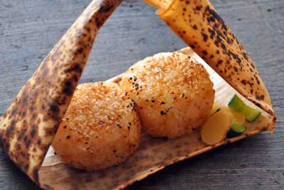 Des o-nigiri grillés à la sauce soja, yaki-o-nigiri 焼きおにぎり ® www.sirogohan.com