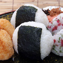 O-nigiri おにぎり © www.gurum.biz O-nigiri おにぎり © www.gurum.biz