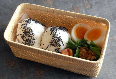 O-nigiri おにぎり assaisonné de graines de sésame, accompagné d’œufs et d’umeboshi 梅干 © Yutari