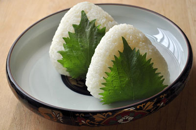 O-nigiri おにぎり enveloppé de feuille d’ao-shiso 青しそ © riesan.exblog.jp