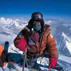Miura Yuichirô 三浦雄一郎 (1932- ) au sommet de l’Everest © Miura Dolphins Miura Yuichirô 三浦雄一郎 (1932- ) au sommet de l’Everest © Miura Dolphins
