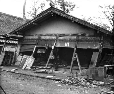 Bâtiment détruit dans le village de Sagoshi 砂越 du district d'Akumi 飽海郡 dans la préfecture de Yamagata 山形県 © Musée National de la Nature et de la Science Kokuritsu Kakagu Hakubutsukan 国立科学博物館
