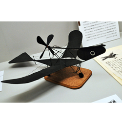 Maquette de l'avion-corbeau, le Karasu-sei hikôki カラス型飛行器 © Blog Mori ha bunmei no mae ni atta. Sabaku ha sonogo ni yatte-kuru. 森は文明の前にあった。砂漠はその後にやって来る。