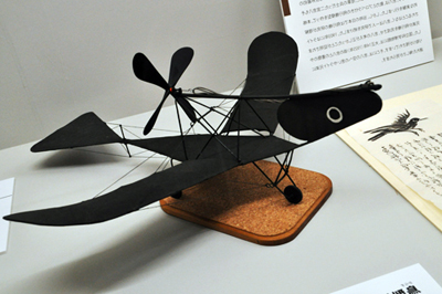 Maquette de l'avion-corbeau, le Karasu-sei hikôki カラス型飛行器 © Blog Mori ha bunmei no mae ni atta. Sabaku ha sonogo ni yatte-kuru. 森は文明の前にあった。砂漠はその後にやって来る。