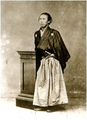 Unique photographie de Sakamoto Ryôma 龍馬 (1836-1867) prise en 1866 ou 1867 © Archives du musée d’histoire de la préfecture de Kôchi, Kôchi-kenritsu minzoku rekishi shiryô kanjo 高知県立民俗歴史資料館所