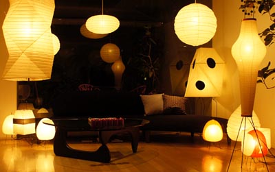 Lampes et table d’Isamu Noguchi © inter office ltd