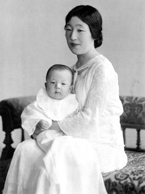 Le prince Akihito, Akihito shinnô 明仁親王, et sa mère, l'impératrice Kôjun, Kôjun kôgô 香淳皇后, en 1934 © Wikipedia Japan