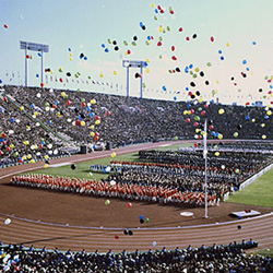 Cérémonie d'ouverture des JO de Tokyo en 1964, Tôkyô orinpikku kaikai-shiki 東京オリンピック開会式 © Comité olympique japonais Nihon orinpikku iinkai 日本オリンピック委員会 Cérémonie d'ouverture des JO de Tokyo en 1964, Tôkyô orinpikku kaikai-shiki 東京オリンピック開会式 © Comité olympique japonais Nihon orinpikku iinkai 日本オリンピック委員会