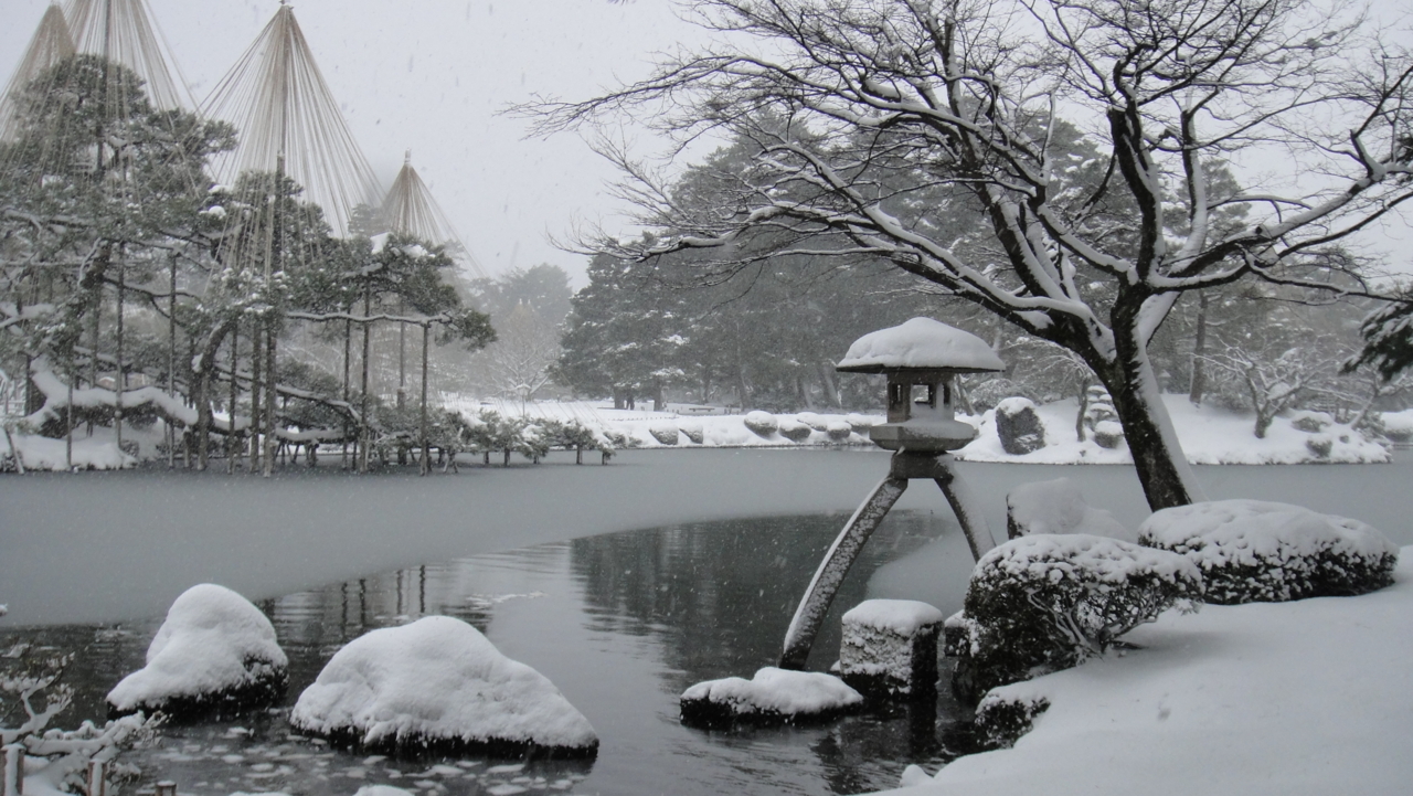 Le Kenrokuen en hiver  - photographie de Yosi Nakao 2010 (source : Wikipédia)