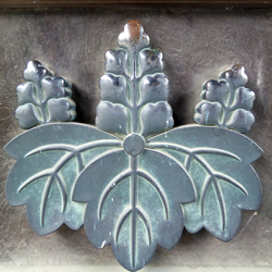 L'insigne, mon 紋, du cabinet du premier ministre japonais compos&eacute; de fleurs et feuilles d'un paulownia, kiri 桐.