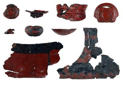 Fragments d’ustensiles en laque de l’époque Jômon縄文時代 découverte dans les ruines de Korekawa 是川遺跡dans la préfecture d’Aomori 青森県