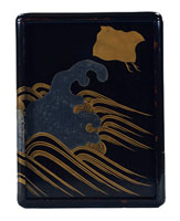 Boîte à compartiment de style maki-e avec des images de vagues et de pluviers, Nami chidori e-maki sagejû波千鳥蒔絵提重. Musée national de Tokyo, Tôkyô kokuritsu hakubutsukan 東京国立博物館.