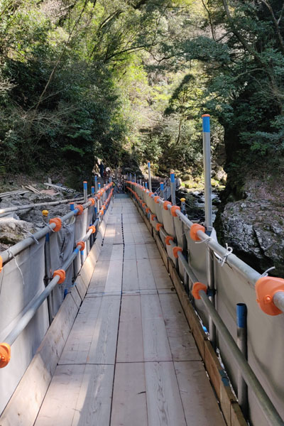 L'accès à la grotte est en travaux