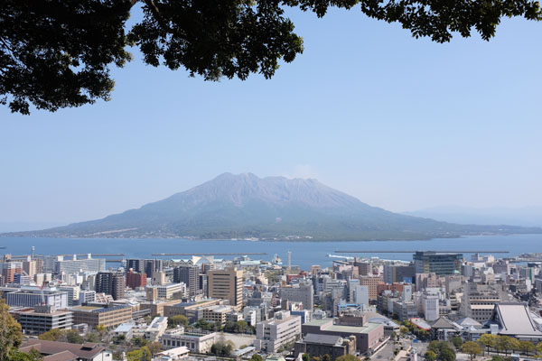 La vue sur le Sakurajima depuis l'observatoire du mont Shiroyama