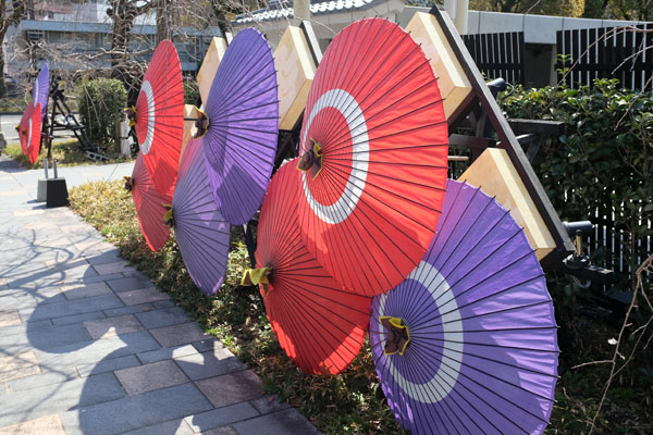 La décoration devant l'entrée de Sakura no baba 桜の馬場