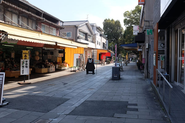 L'allée qui mène au jardin et qui est bordée de boutiques bien vides.