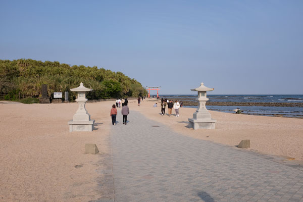 L'entrée de l'île se fait entre deux lanternes traditionnelles japonaises