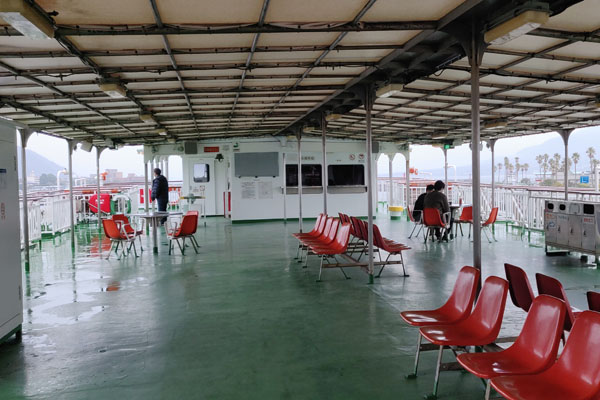 Peu de monde à bord du ferry pour aller à Sakurajima