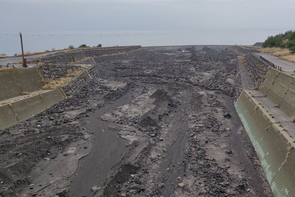 Le canal d'évacuation des boues volcaniques en cas de pluie, côté mer