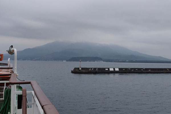 En raison de la météo, le volcan est en partie caché par les nuages