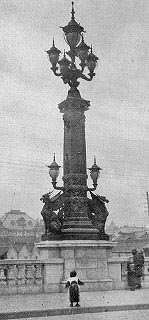 Colonne d’ornementation du pont Nihonbashi représentant l’animal mythologique japonais, le kirin 麒麟 de part et d’autre. Photographie extraite du livre Kaikyô kinen Nihonbashi shi 『開橋記念日本橋志』, édité pour la commémoration de l’ouverture du pont en 1912.