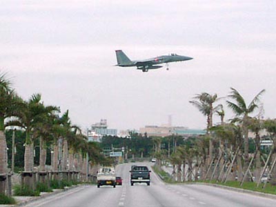Route 58 d’Okinawa 国道58号 montrant la cohabitation entre les habitants et l’armée américaine