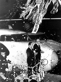 Le gouverneur de Fukuoka, Kamei Hikaru 亀井光 (1909-1986) et le maire de Fukuoka, Shintô Kazuma 新藤一馬 (1904-1992) lors de l’inauguration de la nouvelle ligne à grande vitesse à la gare d’Hakata, le 10 mars 1975 © Mainichi shinbun 毎日新聞