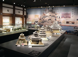 Les différentes formes du château d’Himeji au cours de l’histoire © Musée d’histoire de la préfecture de Hyôgo, Hyôgo-kenritsu rekishi hakubutsukan 兵庫県立歴史博物館