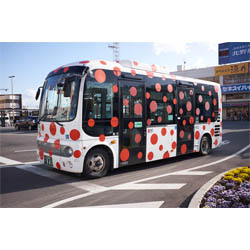 Les bus de Matsumoto aux couleurs de leur artiste locale Yayoi Kusama © Aventure Japon 2016