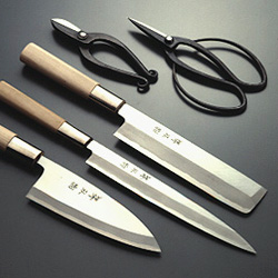 Les couteaux et ciseaux traditionnels de Sakai, Sakai uchi hamono 堺打刃物 © www.nippon-kichi.jp
