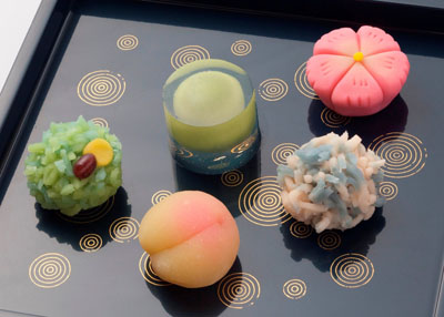 Les wagashi du mois de juin du confiseur Kyôto saryô 京都茶寮 © www.kyoto-saryo.jp