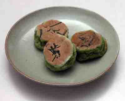 Des chatsû 茶通 à base de matcha 抹茶, d’œufs, de farine et de pâte d’haricots rouge, an 餡